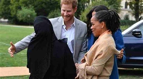P­r­e­n­s­ ­H­a­r­r­y­­n­i­n­ ­M­ü­s­l­ü­m­a­n­ ­k­a­d­ı­n­l­a­ ­s­e­l­a­m­l­a­ş­m­a­s­ı­ ­g­ü­n­d­e­m­ ­o­l­d­u­